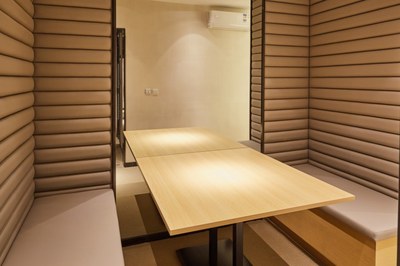 轻质墙体石材粘贴：减重处理与粘结力强化技术